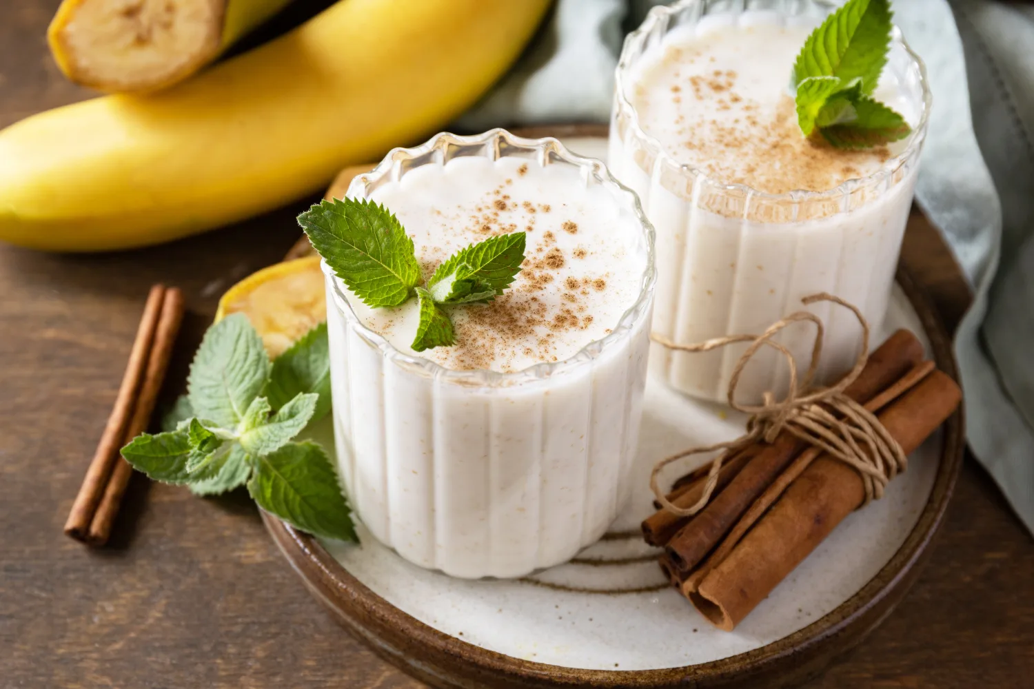 Homemade cinnamon smoothie with banana and mint garnish, a simple recipe for maintaining healthy glucose levels naturally